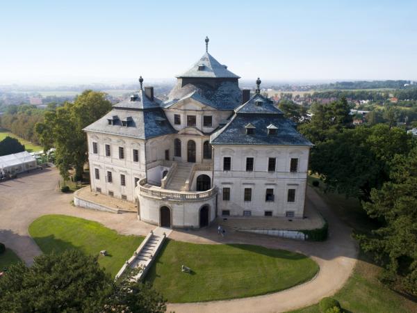 Chlumcem nad Cidlinou aneb rod Kinských na břehu řeky Cidliny